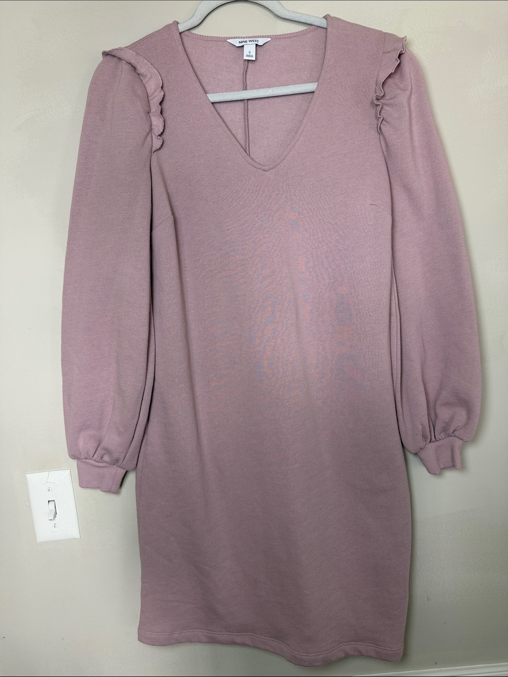 Nine West NWT Knit V-Neck Ruffle-Shoulder Long Sleeve Dress in Mauve. Small